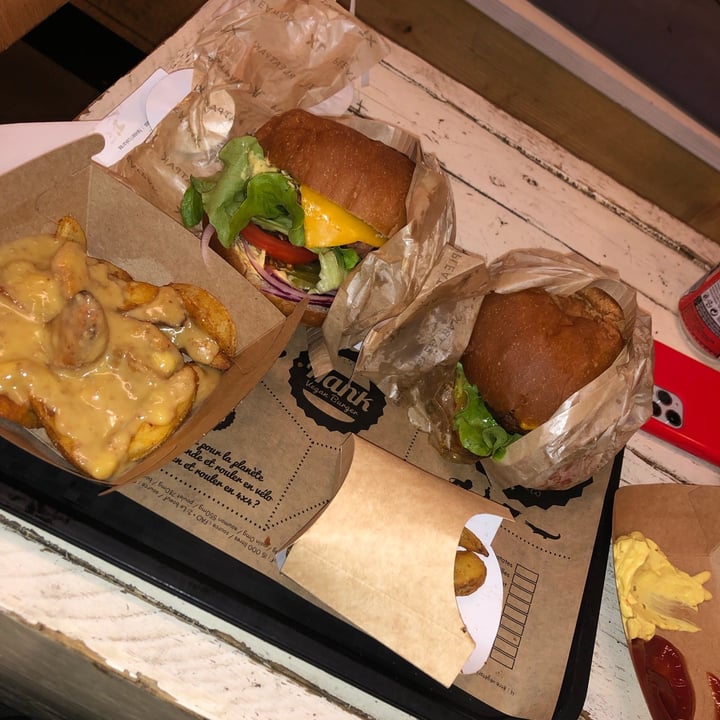 photo of Hank Burger Potatoes avec supplément fromage végétal shared by @theblondeseitan on  02 Jan 2022 - review