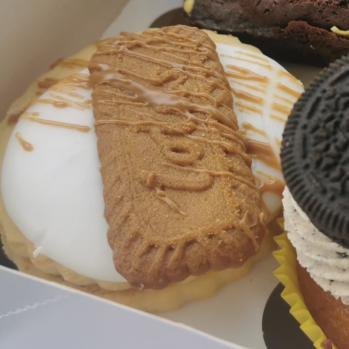 photo of Plant Blonde Biscoff Empire Biscuit shared by @mediocre1earthling on  05 Apr 2022 - review