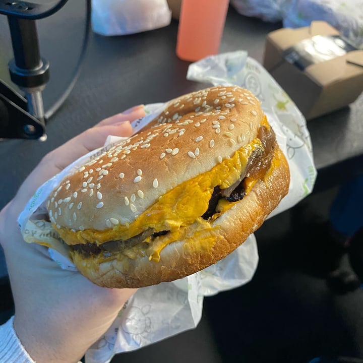 photo of Açougue Vegano burger cheddar shared by @larissamaluf on  28 Aug 2022 - review