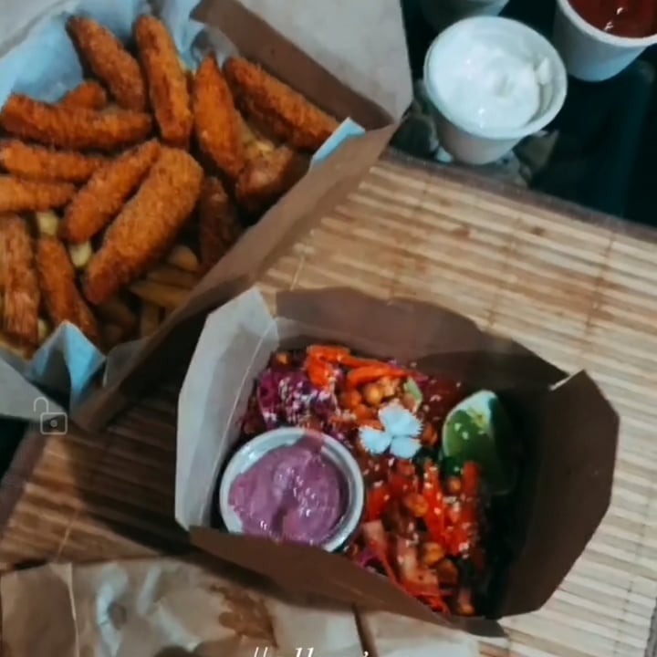review photo of Marinara Pizzeria Hamburguesa 1/4 libra y chicken free fingers shared by @nattveg on 18 Oct 2021 - review