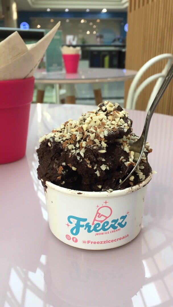 review photo of Freezz Ice Cream Helado de chocolate belga shared by @cata-arancibias on 21 Jun 2019 - review