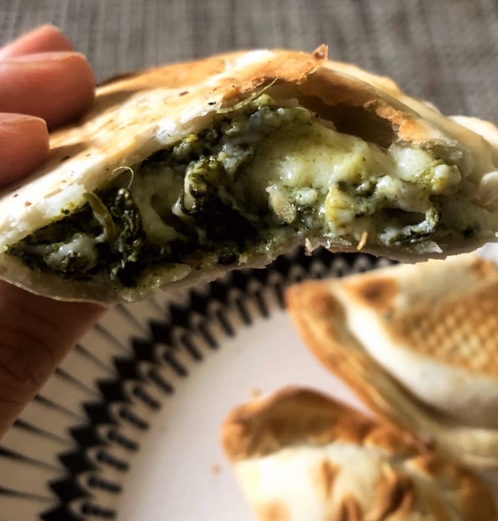 photo of Empanadas de 10 Empanadas de Acelga Y Muzzarella Vegana shared by @mechifuz on  24 Feb 2020 - review