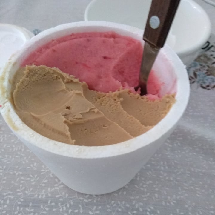 photo of Diecci Helado De Frutilla Y Crema De Avellanas shared by @veganquai on  18 Oct 2021 - review