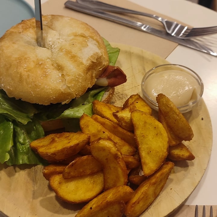 review photo of La Oveja Negra taberna vegana. Hamburguesa oveja negra shared by @petivi on 01 Nov 2022 - review