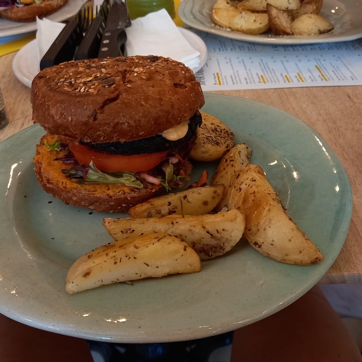 photo of Lexi's Healthy Eatery Activated Charcoal Burger shared by @teenagevegan on  14 Feb 2022 - review