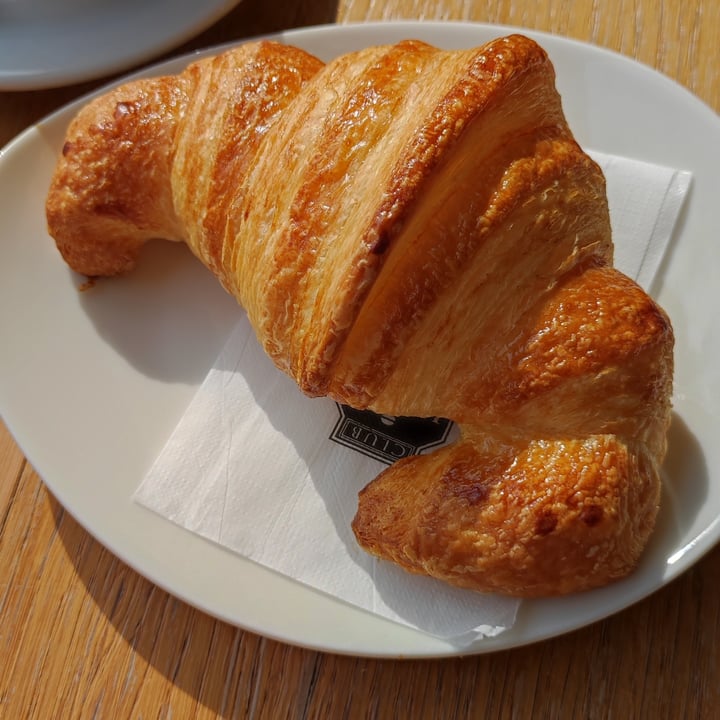 photo of DEC Pasticceria croissant vegan shared by @manuelap on  12 Jun 2022 - review
