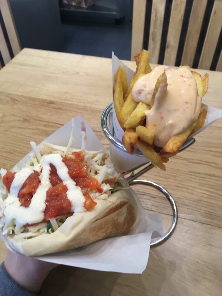 review photo of Maoz vegan Vegan Falafel Pita & Fries shared by @plantbasedhippie on 25 Jan 2020 - review