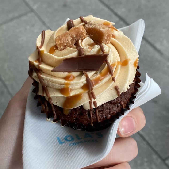 photo of Lola's Cupcakes Covent Garden Vegan Caramel Biscuit Cupcake shared by @attolrac on  27 Oct 2022 - review