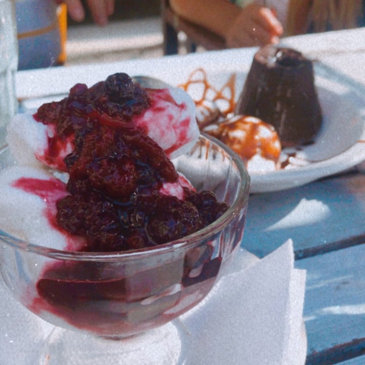 review photo of Casa Munay Helado con frutos rojos shared by @anitamagnani on 13 May 2021 - review