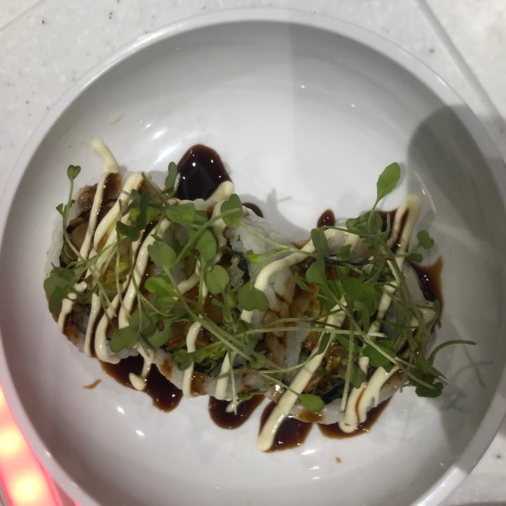 photo of YO! Sushi Yasai roll shared by @rhiannondiamxnd on  04 Nov 2020 - review