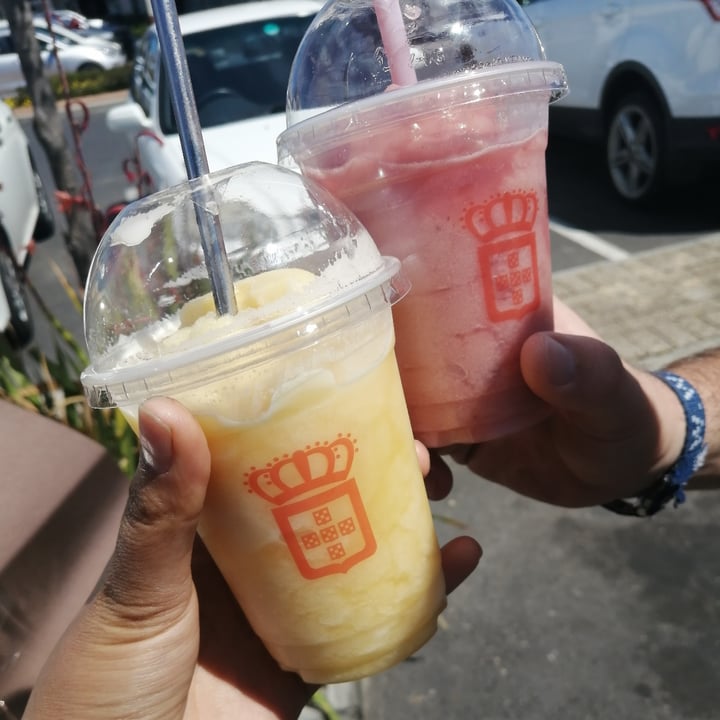 review photo of vida e caffè Glengarry Passion fruit Frio and Strawberry Frio shared by @arlenewildflower on 12 Oct 2020 - review