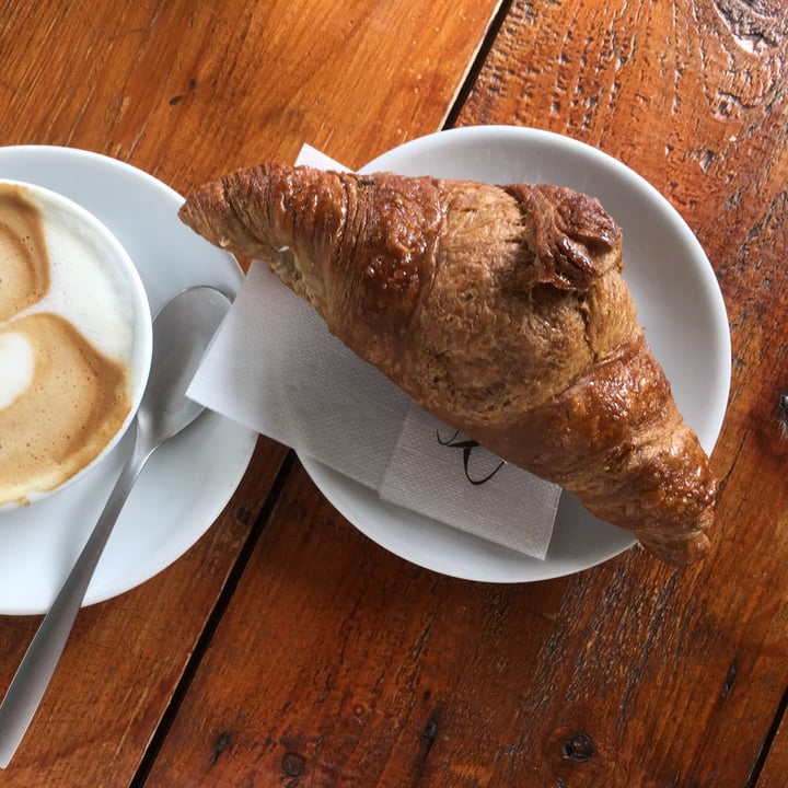 review photo of Giesse Di Giuseppe & C. Giassi S.N.C. Croissant Vegano Ai Frutti Rossi shared by @aristomache on 08 May 2022 - review