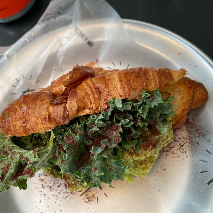 photo of Fifi Almacén Croissant Relleno Con Palta shared by @ninafrancisca on  03 Nov 2022 - review