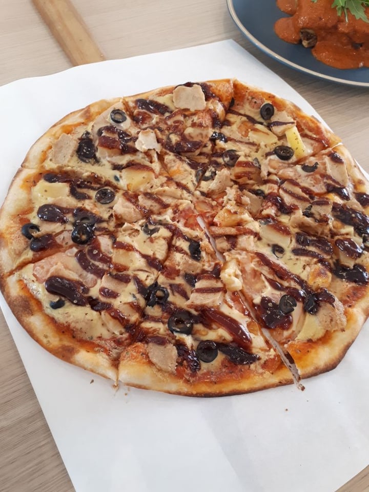 photo of WS Deli Experience Store Bbq Chicken Pizza shared by @tofublerk on  22 Mar 2020 - review
