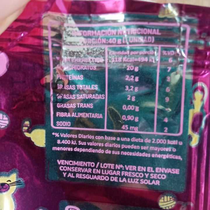 review photo of Un Rincón Vegano Especismo Alfajor Relleno de Pasta de Maní con Baño de Repostería Negro shared by @mikamaiden on 10 Apr 2021 - review