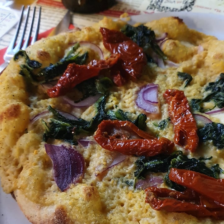 photo of ArVolo Ristorante Pizzeria Pizza con crema di cannellini, cicoria ripassata, cipolla di Tropea e pomodori secchi shared by @annaflavia on  22 Jul 2022 - review