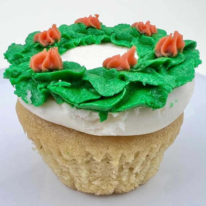 photo of Shoofly Vegan Bakery and Cafe Vanilla Cupcake shared by @pdxveg on  28 Dec 2021 - review