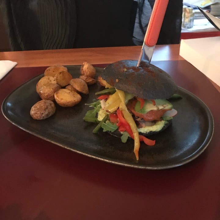photo of Vegan's Prague Devil Burger shared by @veganaroundtheworld on  08 Dec 2019 - review