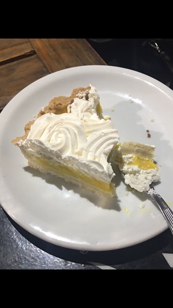 photo of Loving Hut Lemon Pie shared by @veganaabolicionista on  23 Mar 2020 - review