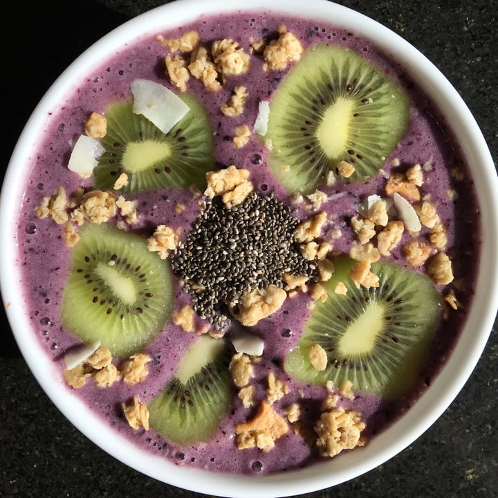 photo of The Mighty Kiwi Juice Bar & Eatery Smoothie Bowl shared by @mmjsmiller on  02 Dec 2020 - review