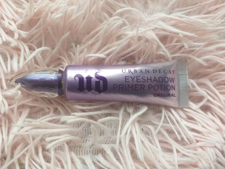 photo of Urban Decay Eyeshadow Primer Potion shared by @marhelene on  08 Jan 2020 - review