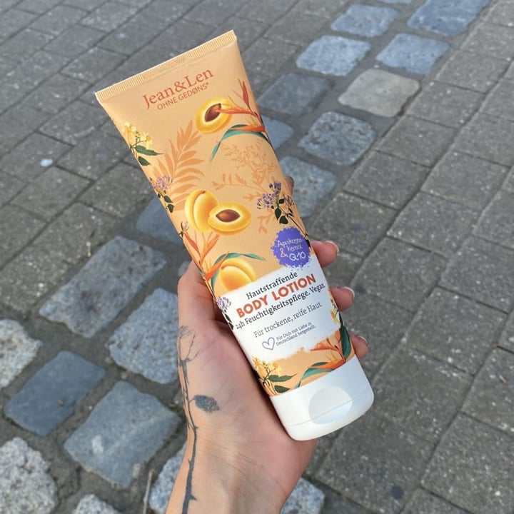 photo of Jean&Len body lotion apricot shared by @paulestoyaqui on  29 Jun 2022 - review