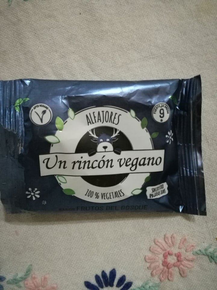 photo of Un Rincón Vegano Alfajor de Frutos del Bosque shared by @luliandreani on  21 May 2020 - review