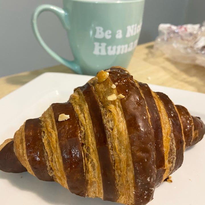 photo of L' Artisane Creative Bakery Nocciolata Croissant (vegan Nutella) shared by @vfct on  19 Feb 2022 - review