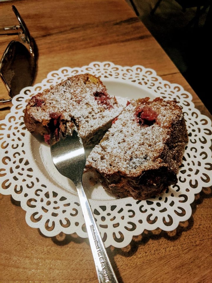 photo of Hummus Amamamusi Banana Bread With Raspberries shared by @negativesplendor on  29 Mar 2020 - review