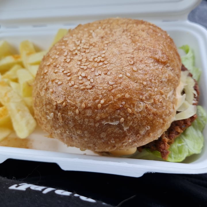 photo of The Jozi Green Eatery Veggie Burger With Chips shared by @gloomyvegan on  29 Oct 2021 - review