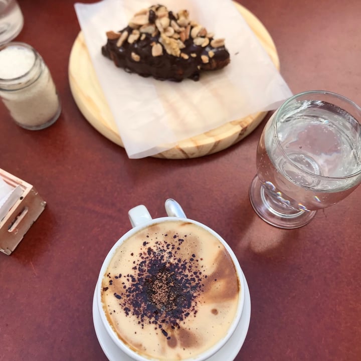 photo of APOLO Bar Multiespacio Croissant Con Chocolate y Mani shared by @ailinvasicek on  02 Jun 2021 - review