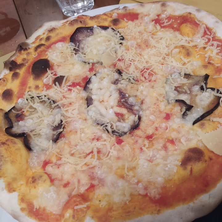 photo of Pizzeria Frontoni Vegan pizza parmigiana shared by @ugomau on  10 Sep 2021 - review