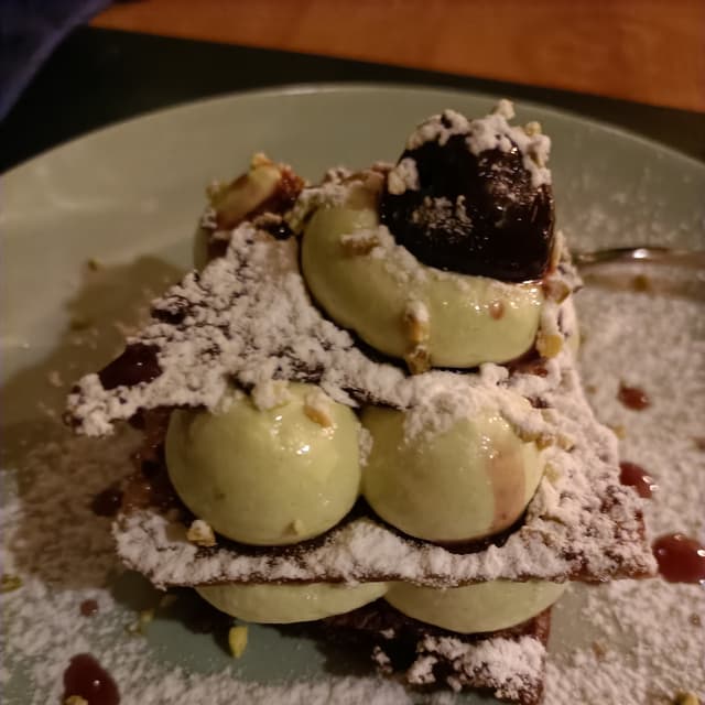 Photo of the dish “Millefoglie al croccante, mousse al pistacchio, pan di spagna al cacao e amarenes e sciroppate”