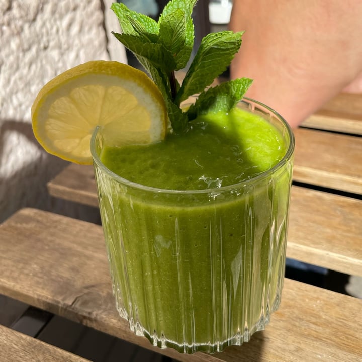photo of MANA Food green smoothie shared by @fbradaschia on  04 Sep 2022 - review