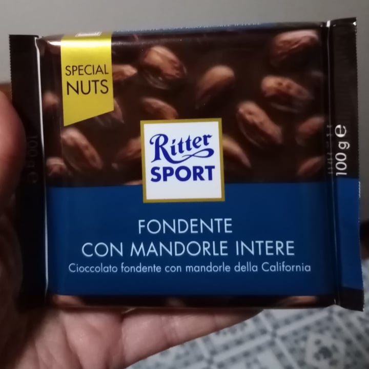 photo of Ritter Sport Fondente con Mandorle Intere shared by @robertanatoli on  15 Dec 2022 - review