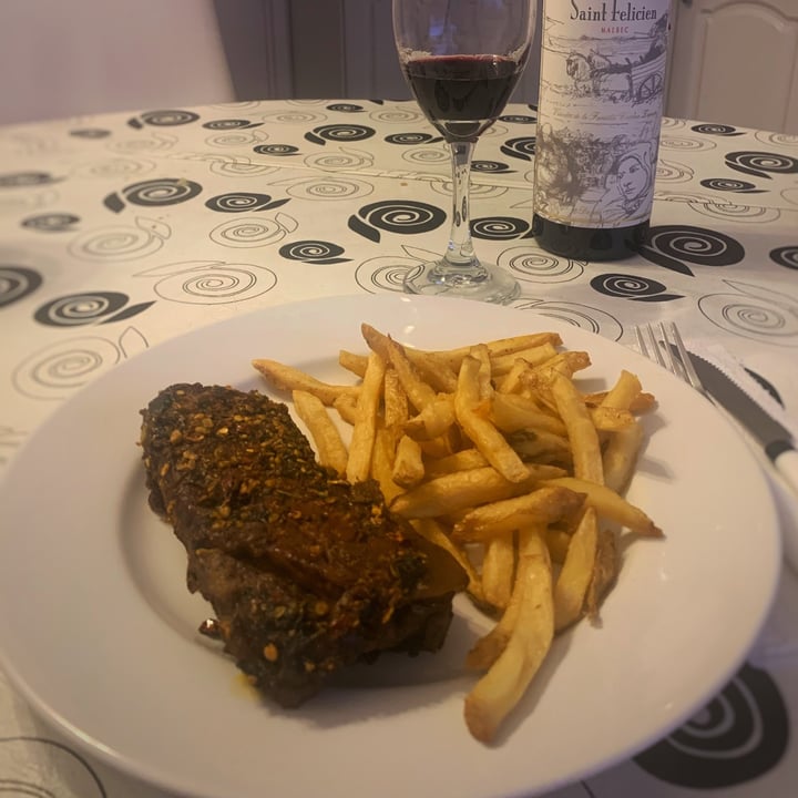 photo of La Reverde Parrillita Vegana Vacío de seitán con papas fritas shared by @brendapareja on  02 Oct 2020 - review