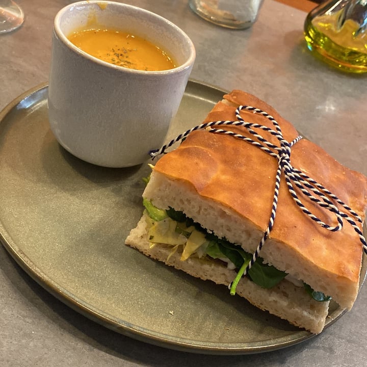 photo of The Sister Brussels Café Make Me Smile shared by @miilaneves on  04 May 2022 - review