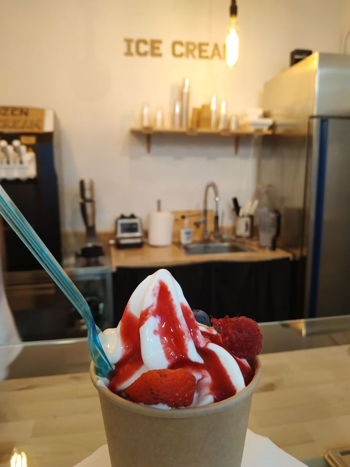 review photo of The Cream Bcn Helado con frutos rojos shared by @youeatveggie on 26 Mar 2020 - review