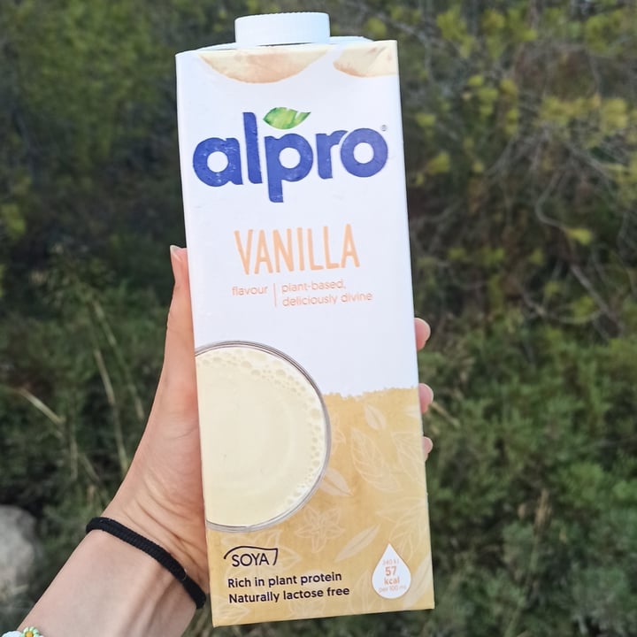 photo of Alpro Soy Vanilla Milk | Leche de soja con vainilla shared by @annamiou on  24 Aug 2022 - review