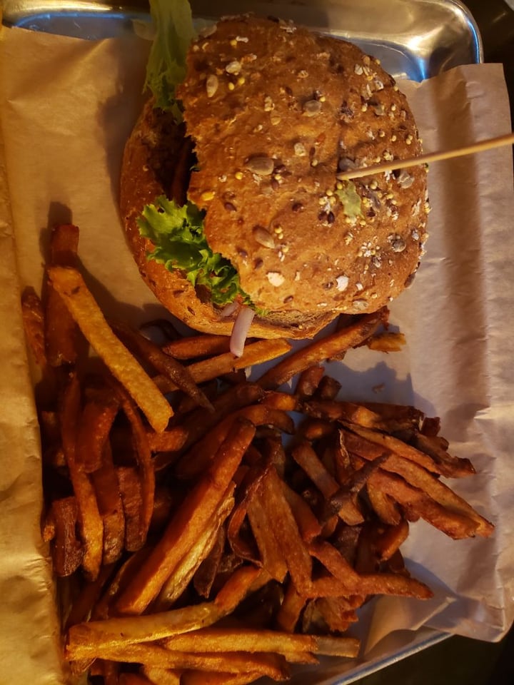 photo of Broderick Roadhouse Beyond Burger shared by @norcalvegan on  12 Nov 2019 - review