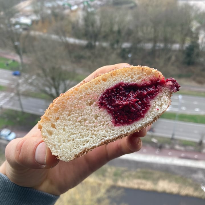 photo of Life's a Peach Cinnamon Raspberry Donut shared by @david- on  24 Feb 2022 - review