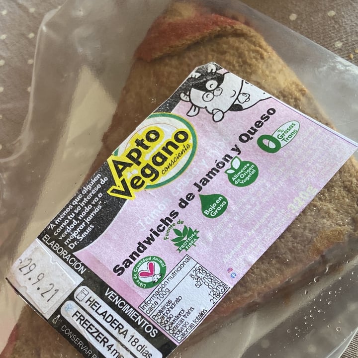 photo of Apto Vegano Consciente Sandwich De Jamon Crudo Y Queso shared by @lunaishihara on  14 Oct 2021 - review