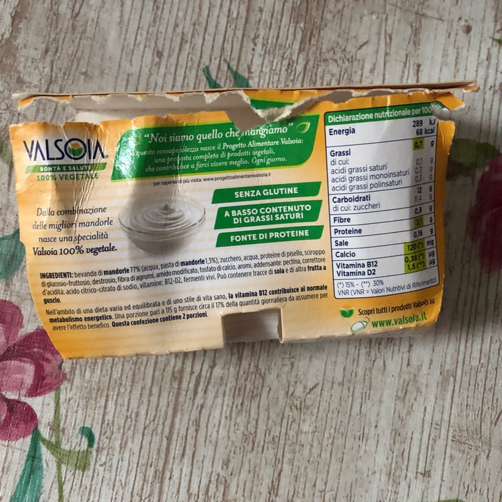 photo of Valsoia Yogurt Bianco Extra Cremoso Mandorla shared by @francescasaltori on  14 Jul 2022 - review