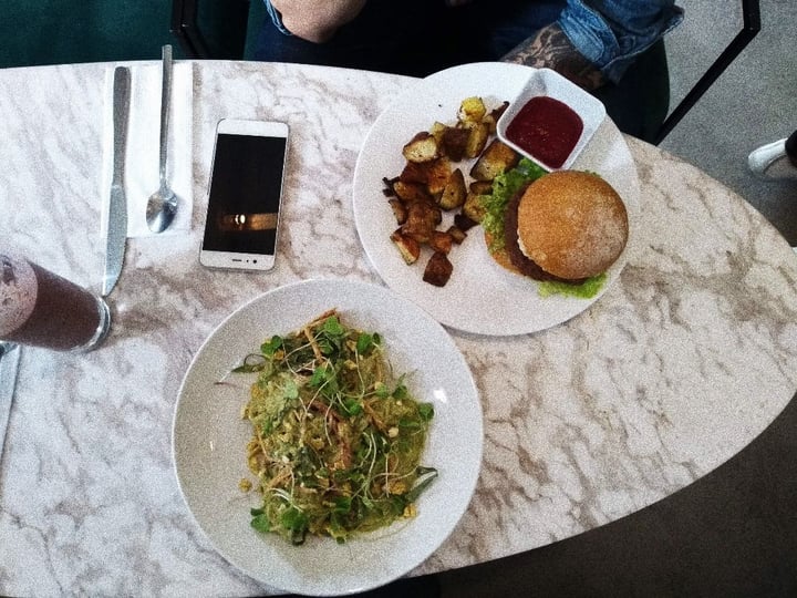 photo of Makeout Colombia Plant burguer shared by @entity on  21 Aug 2019 - review