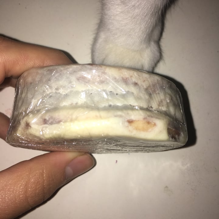review photo of Leti's cakes Alfajor De Chocolate Blanco Relleno De Marroc shared by @magsss on 03 Nov 2021 - review