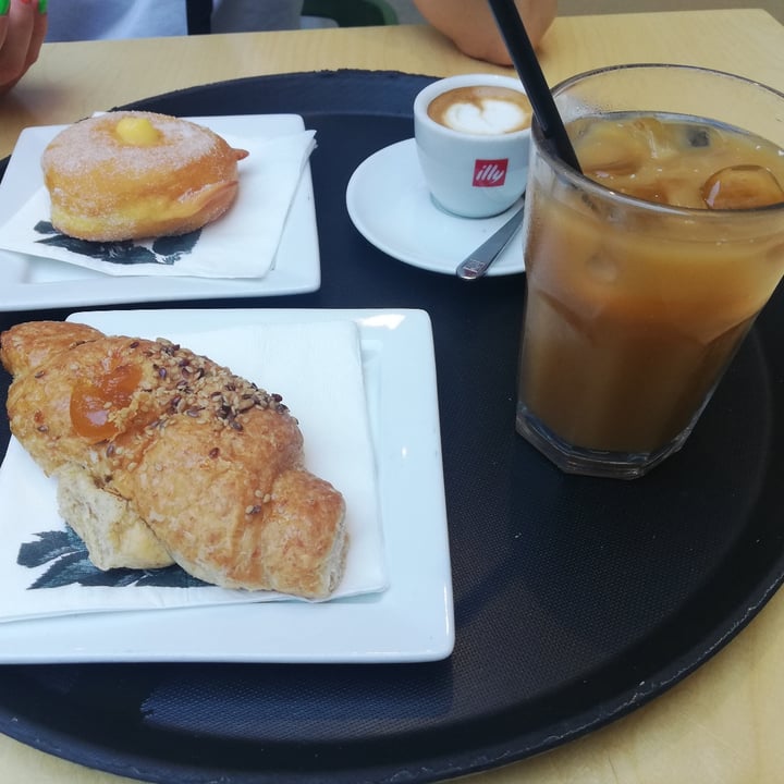 photo of Shake Café Brioche Vegana Albicocca shared by @lari98 on  20 Jun 2022 - review