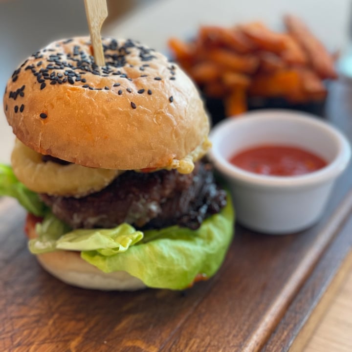 photo of Jones the Grocer - Dubai Mall Beyond burger. shared by @talvegan on  08 Sep 2021 - review