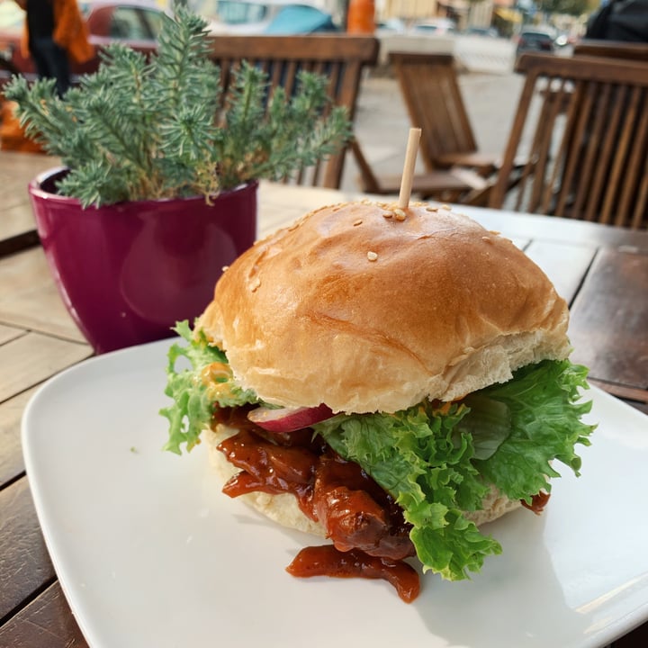 photo of The Vegetarian Butcher - Der Vegetarische Metzger (Konzeptstore Berlin) Pulled Beef Burger shared by @goodvibesonly on  20 Nov 2019 - review