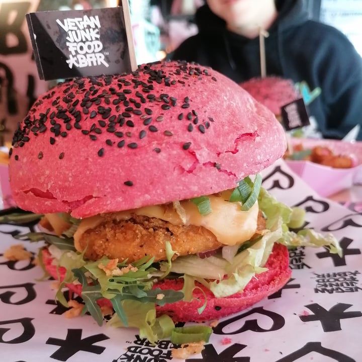 review photo of Vegan Junk Food Bar Daddy "chicken" Burger shared by @beeatriz on 13 Mar 2022 - review