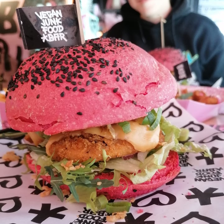 photo of Vegan Junk Food Bar Daddy "chicken" Burger shared by @beeatriz on  13 Mar 2022 - review